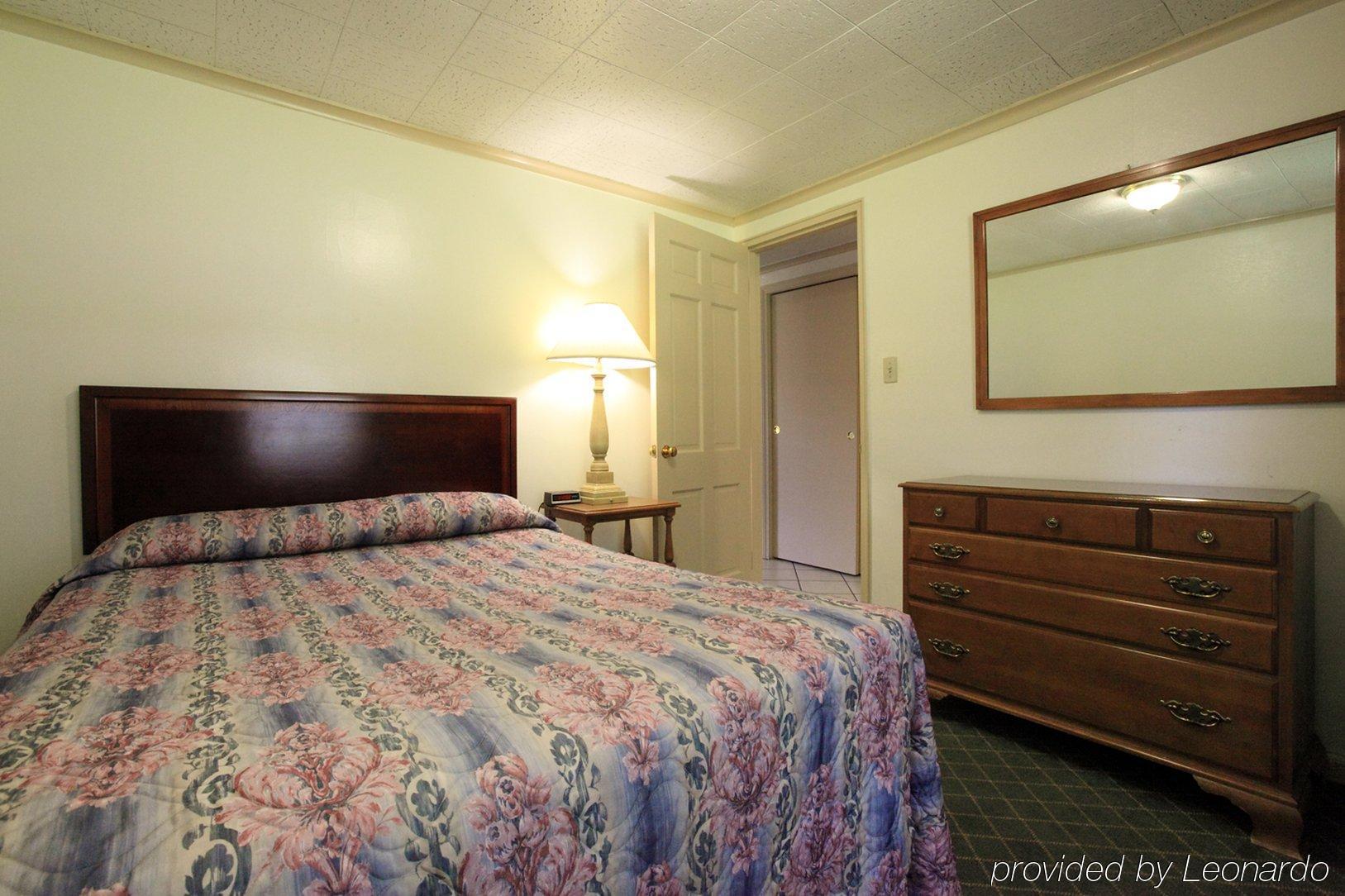 Colony Motel Jamestown Room photo