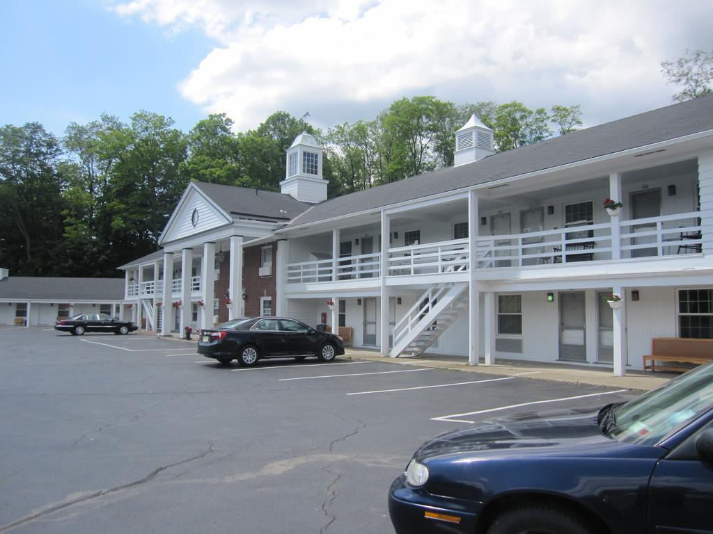 Colony Motel Jamestown Exterior photo